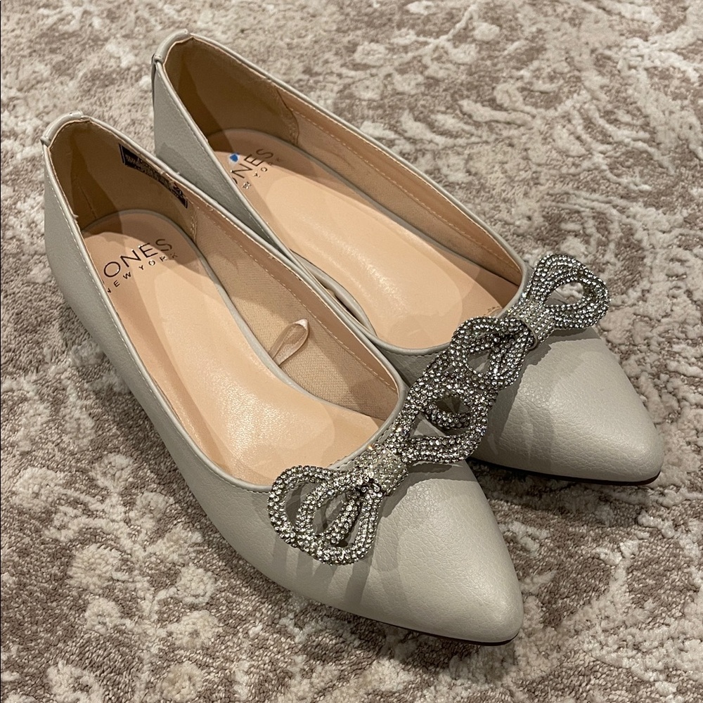 *NWOT* Jones New York Quennelle Taupe/Cream Pointed Toe Flats w/ Embellished Bow